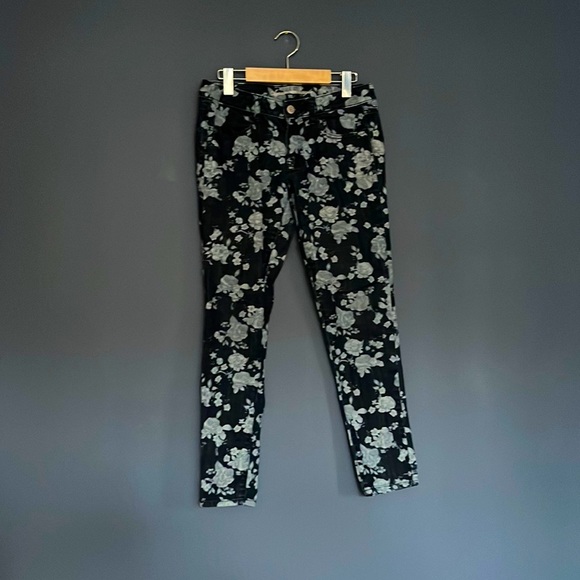 American Eagle size 6 stretch jeans, flower motif - Picture 1 of 9